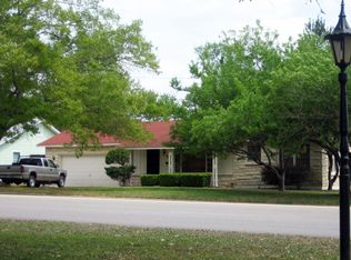 865 S Magnolia Ave, Luling, TX 78648