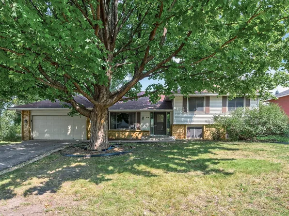 104 Knoll Cir E, Burnsville, MN 55337