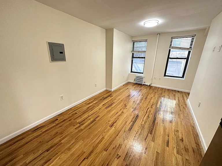 320 E 6th St #4 — Photo 2