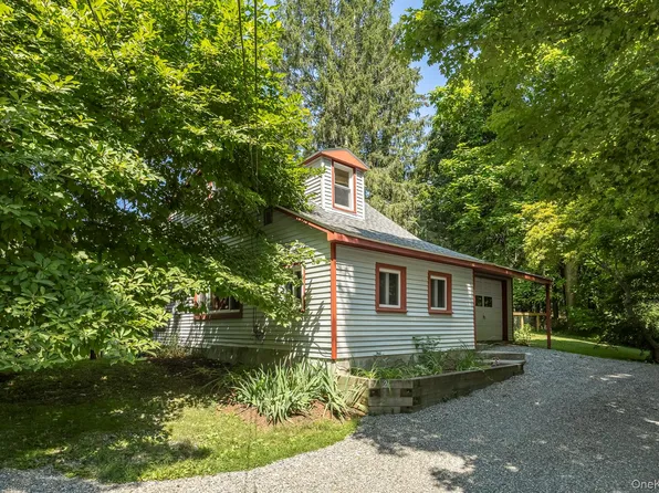 26 Hunns Lake Place, Stanfordville, NY 12581