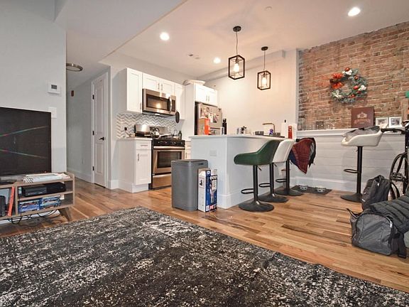 4th image of 305 Saratoga St