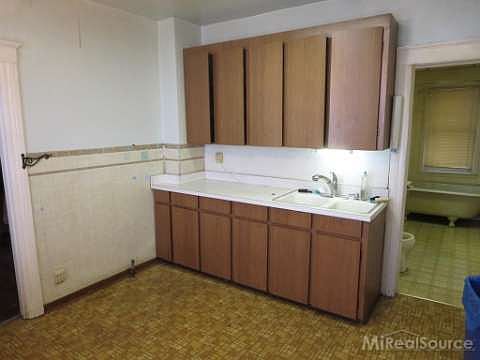 3rd image of 2691 Botsford St