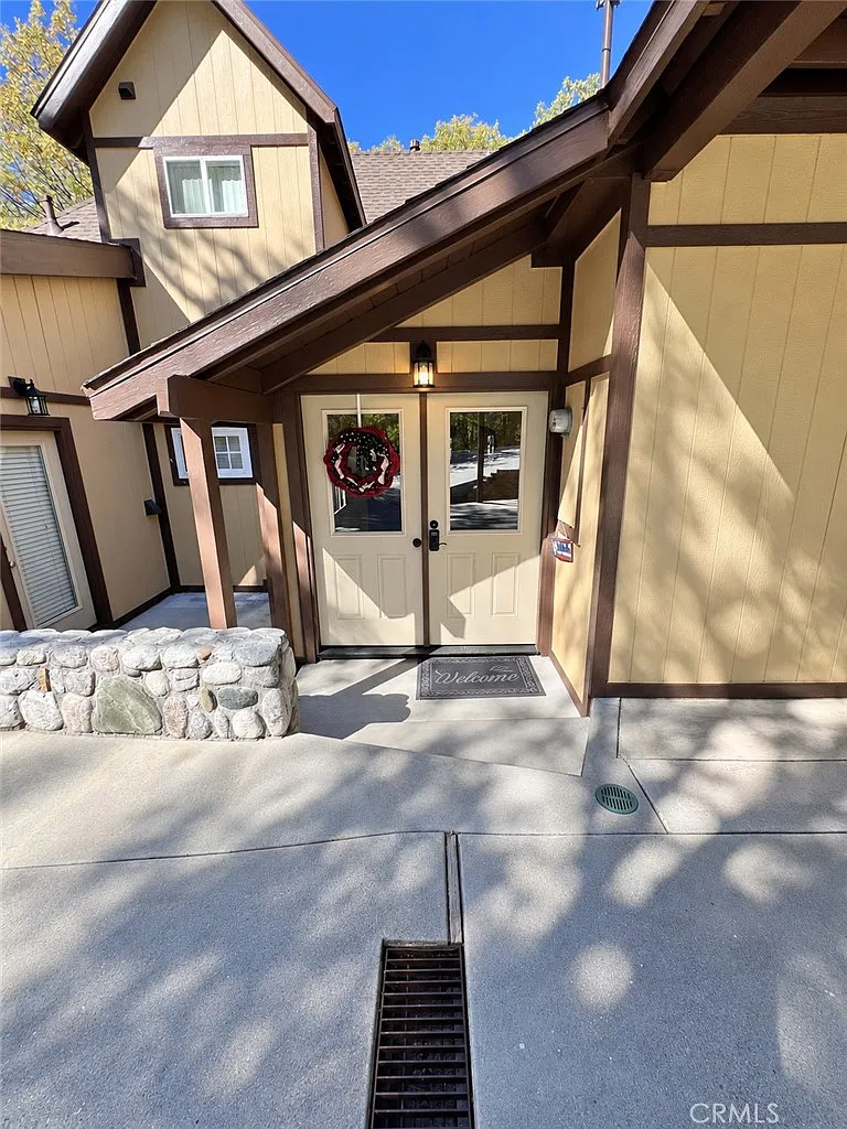 4 bed, 2.5 bath, 2369 sqft, $4,200 — Photo 2
