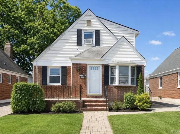 175 Latham Rd, Mineola, NY 11501