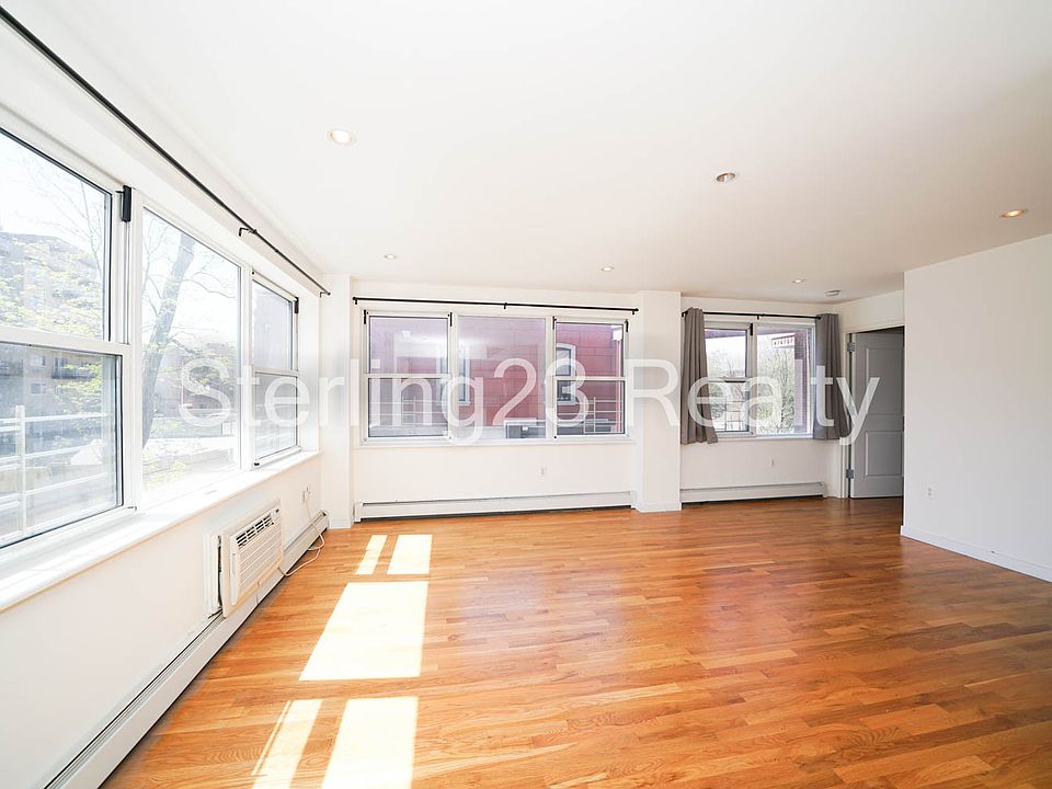 1st image of 2550 Crescent St APT 2C