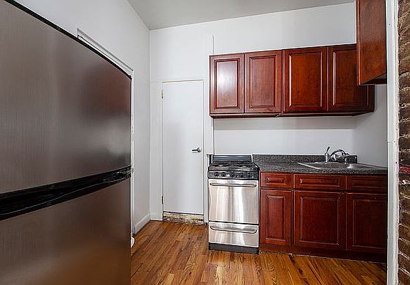 3rd image of 229 E 11th St #2