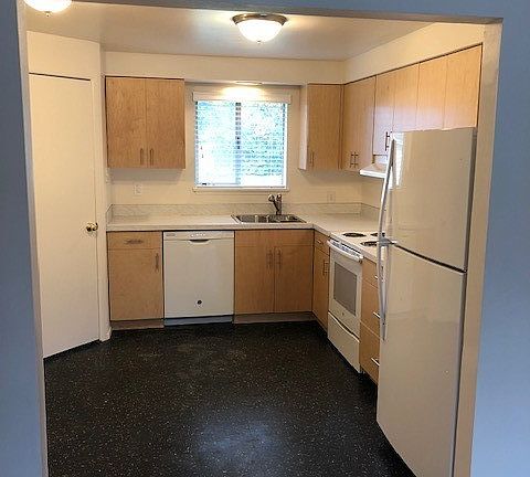 2nd image of 1615 1617 4th St SE