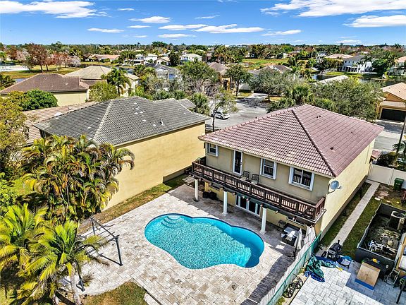 5th image of 414 SW 205th Avenue