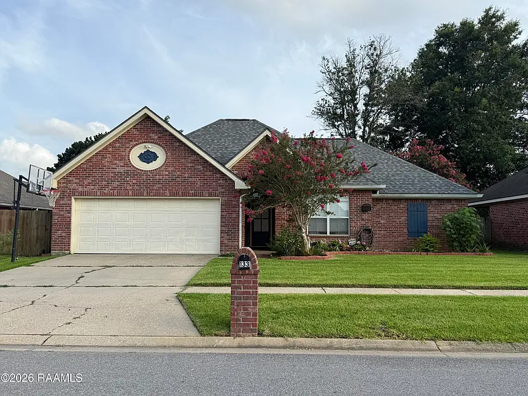 133 Woodstock Dr — Photo 1