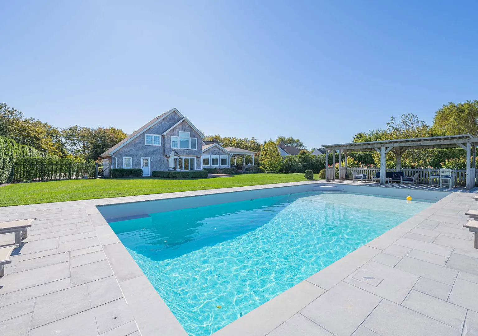 Exquisite Southampton Near Beach And Village With Pool — Photo 1