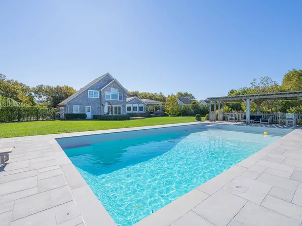 https://photos.zillowstatic.com/fp/b466bad986459dc999fee18b1bb44e4b-p_e.webp
