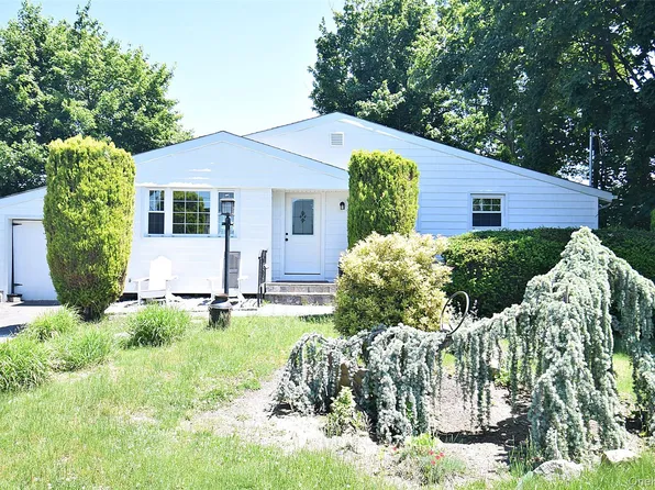 235 E 1st Street, Deer Park, NY 11729