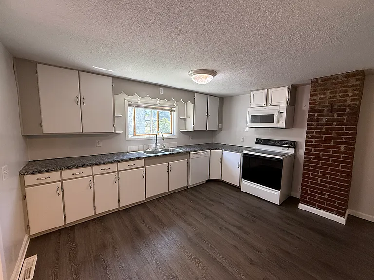 403 Division St — Photo 9