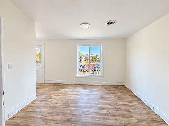 4th image of 92 Dewitt St #2