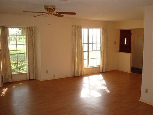 3rd image of 122 Northview Cir