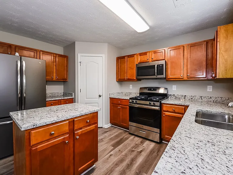 657 Howell Dr — Photo 6