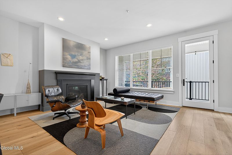 4th image of 6 Whistler Court