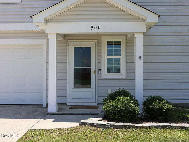 900 Haystack Ln — Photo 3