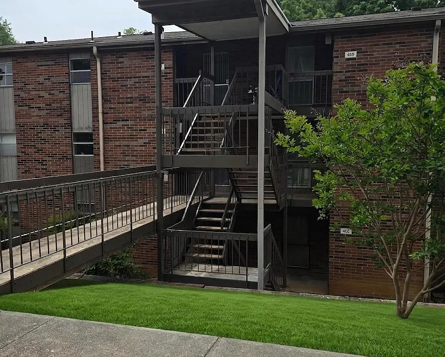 435 Canberra Dr