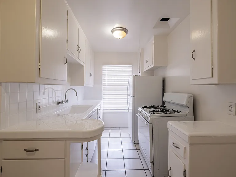 756 S Plymouth Blvd #6 — Photo 10