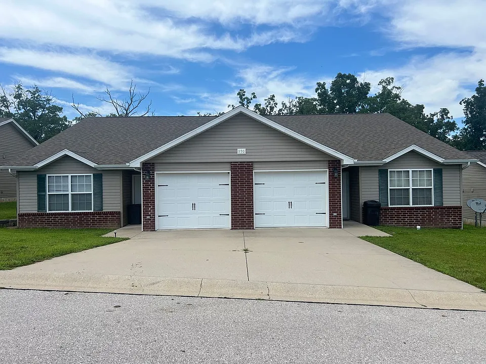 196 Lyle Curtis Cir