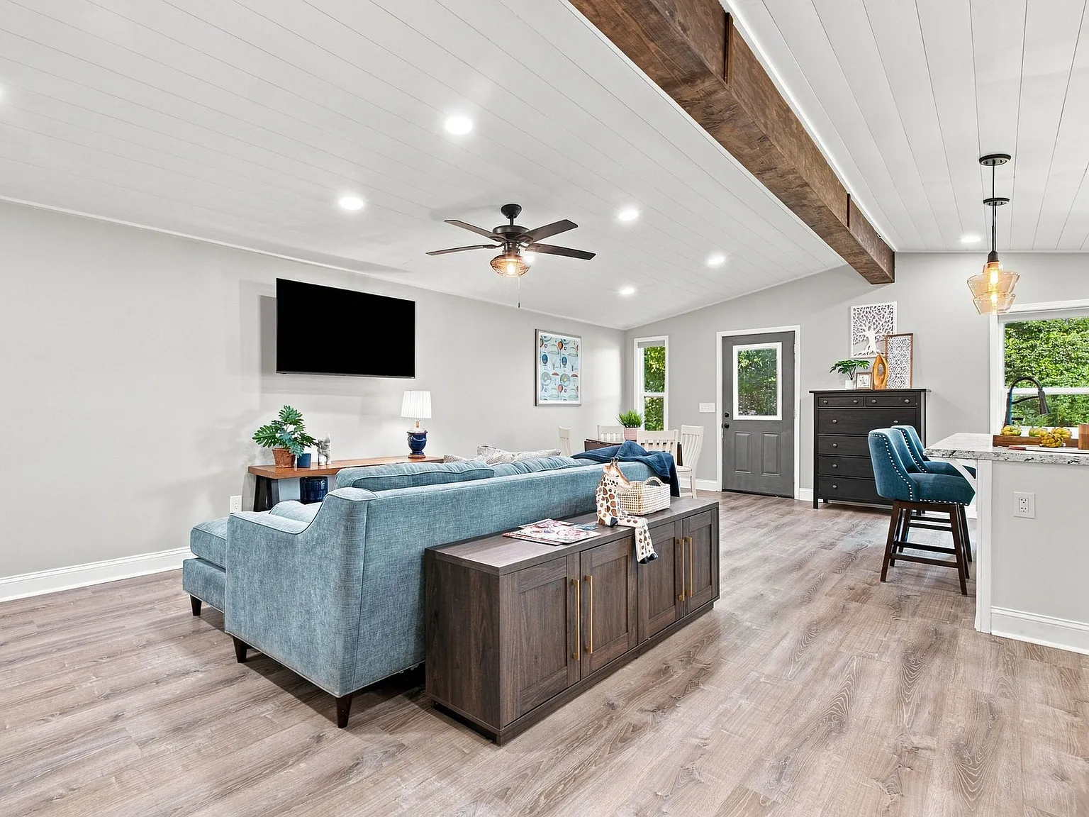 2 bed, 850 sqft, $2,100 — Photo 3