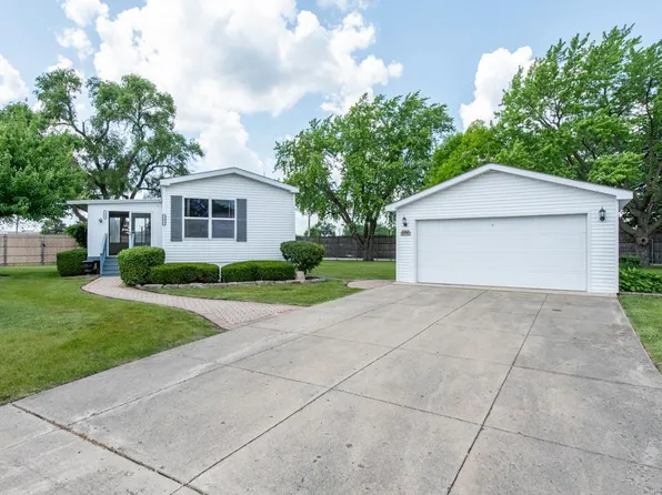 3296 Marina Dr, Park City, IL 60085