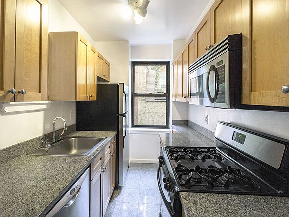 4th image of 433 W 21st St APT 3D