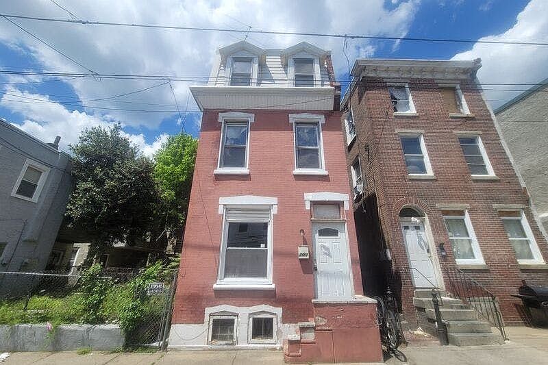 1st image of 209 E Bringhurst St
