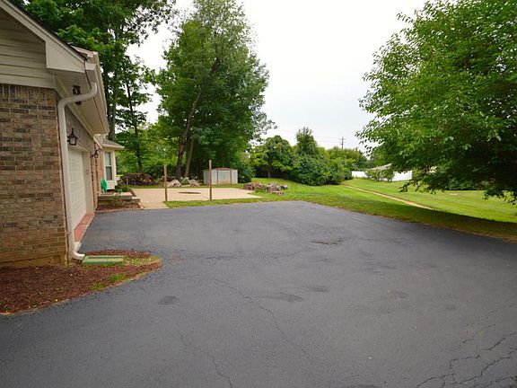 2nd image of 1928 Arboro Pl