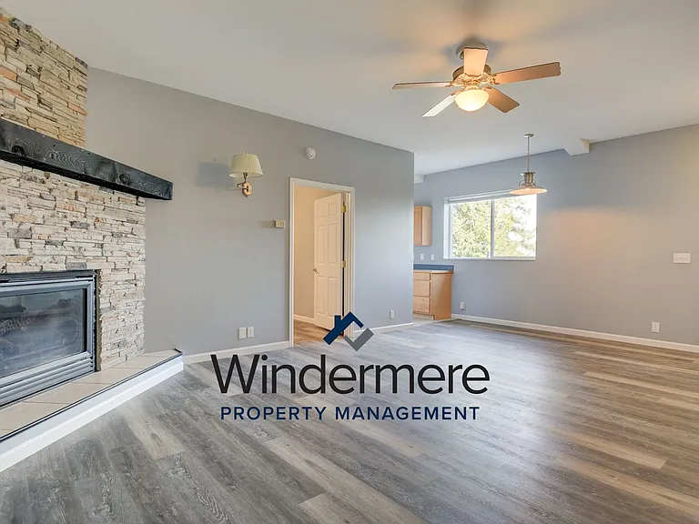 2480 N Bluff Rd — Photo 5