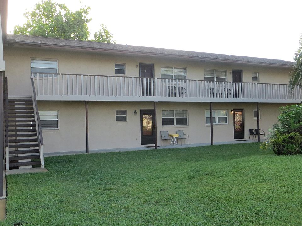 1st image of 400 Palm Dr #6