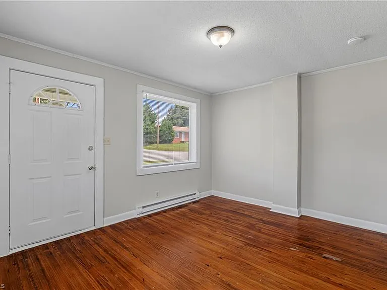 114 Charles Ave — Photo 5