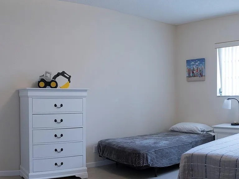 424 N Riverside Dr — Photo 13