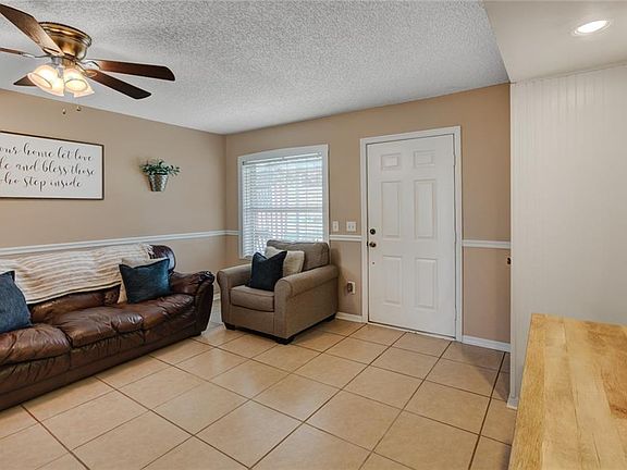 5th image of 409 Cricket Hollow Ln