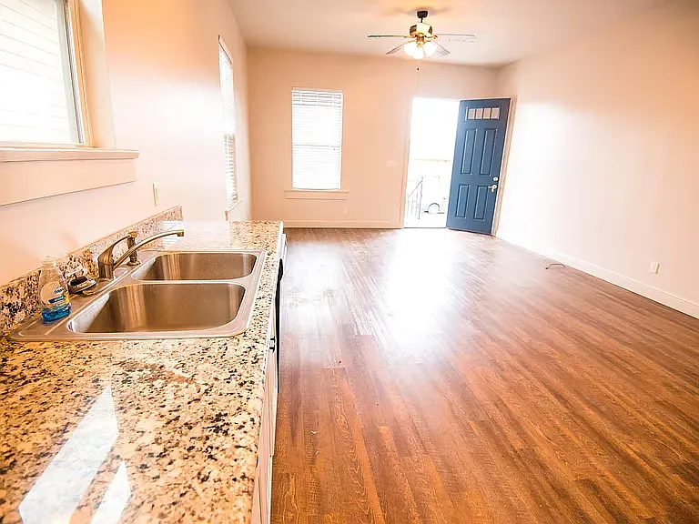 3 bed, 1240 sqft, $1,700 — Photo 2