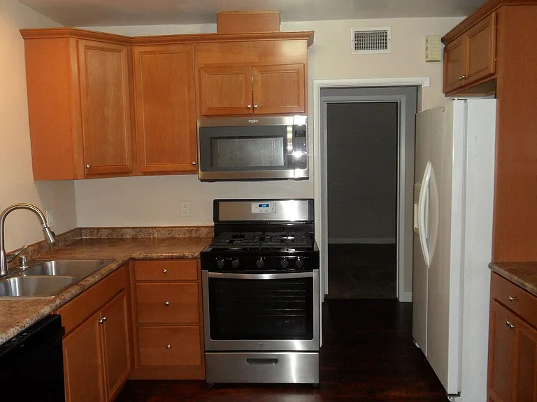 344 N Shattuck Pl — Photo 3