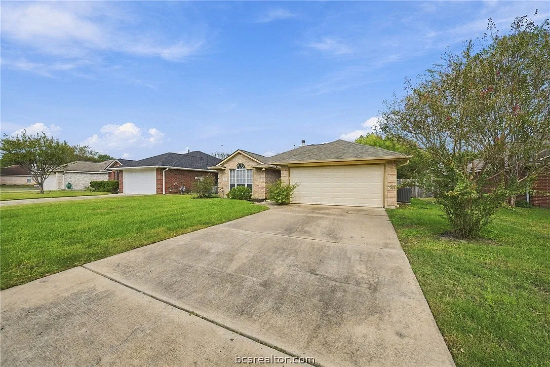3 bed, 1405 sqft, $2,200 — Photo 2