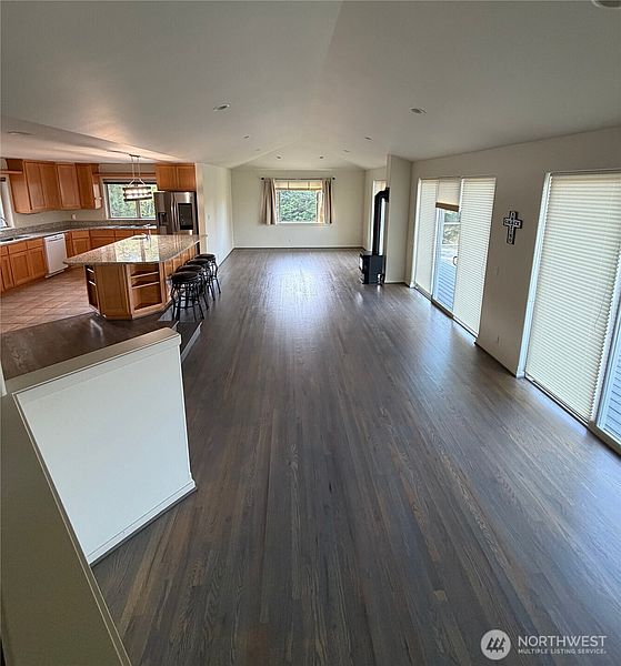 3rd image of 152 Dunsmuir Rd