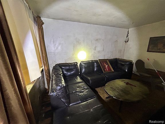 2nd image of 15521 Inverness St #15527
