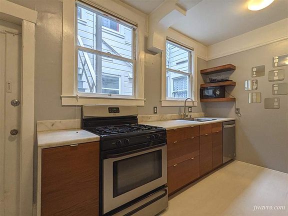 2nd image of 1535 Oak St APT 1