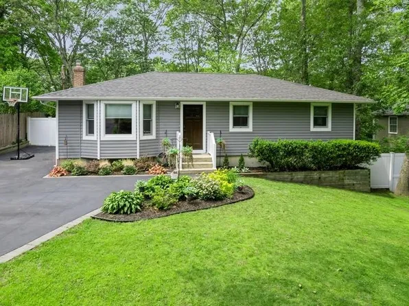 185 Carlton Drive E, Shirley, NY 11967