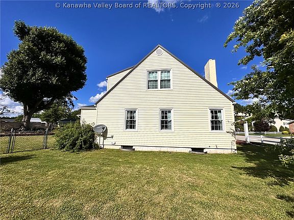 3rd image of 903 Mossman Cir