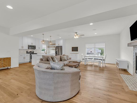 5th image of 2515 Forest Ave