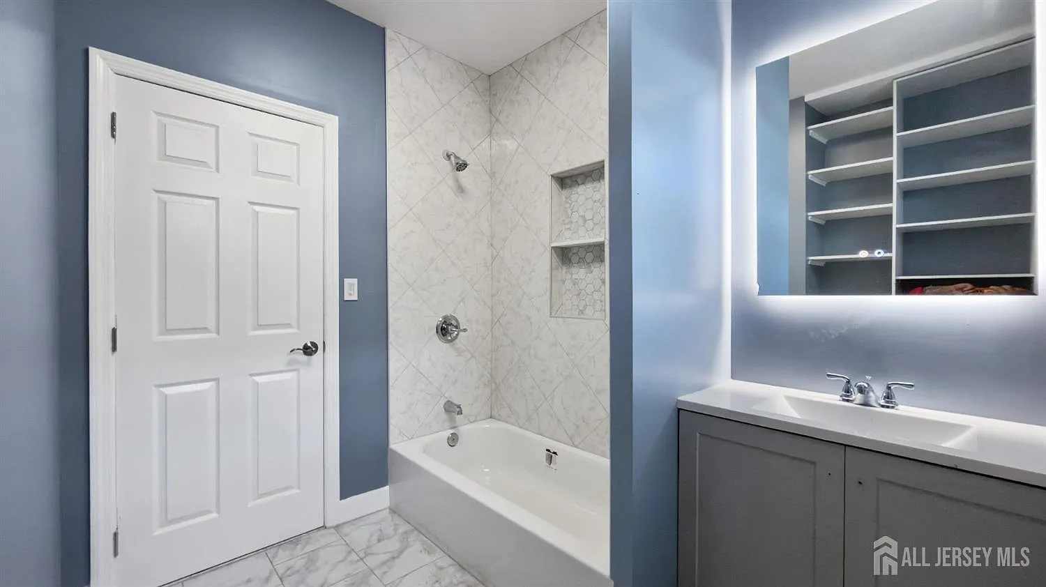 3 bed, 1.0 bath, 3068 sqft, $2,700 — Photo 4