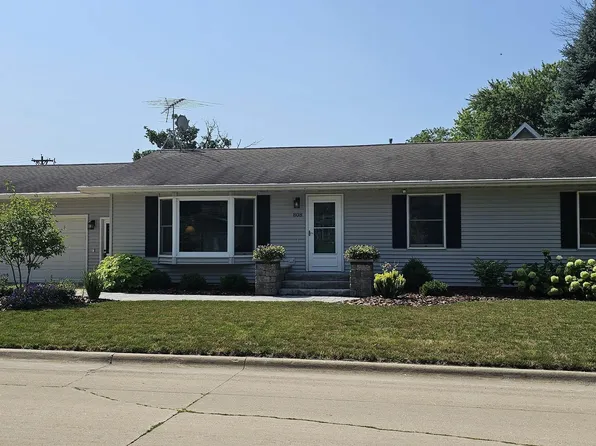 808 3rd St, Charles City, IA 50616