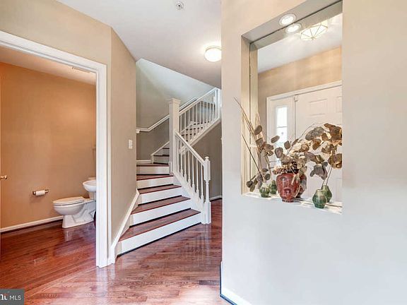 3rd image of 1018 Harrison Cres