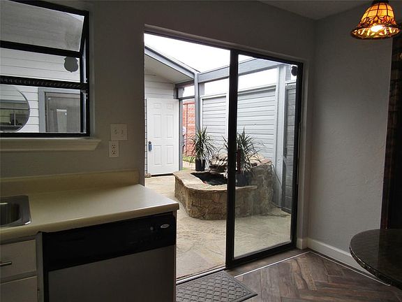 5th image of 610 Bellaire Dr APT D