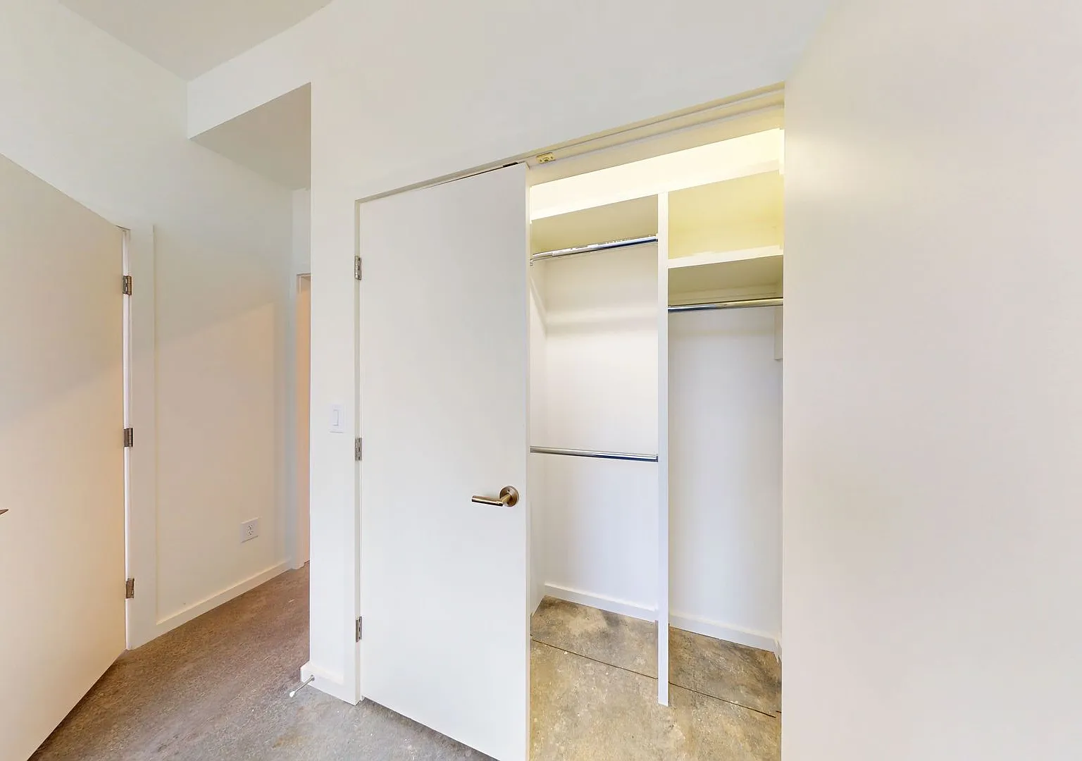 Private Room with Walk-In Closet Utilities & WiFi Included — Photo 4