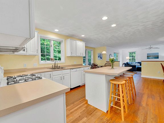 4th image of 8 Frances Dr